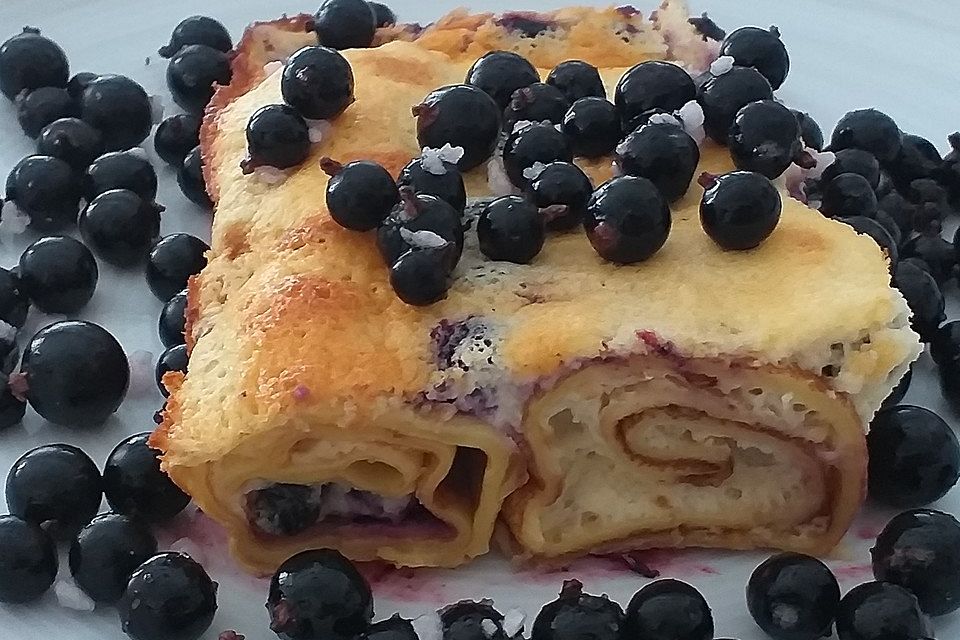 Gefüllte Pfannkuchen mit Johannisbeeren