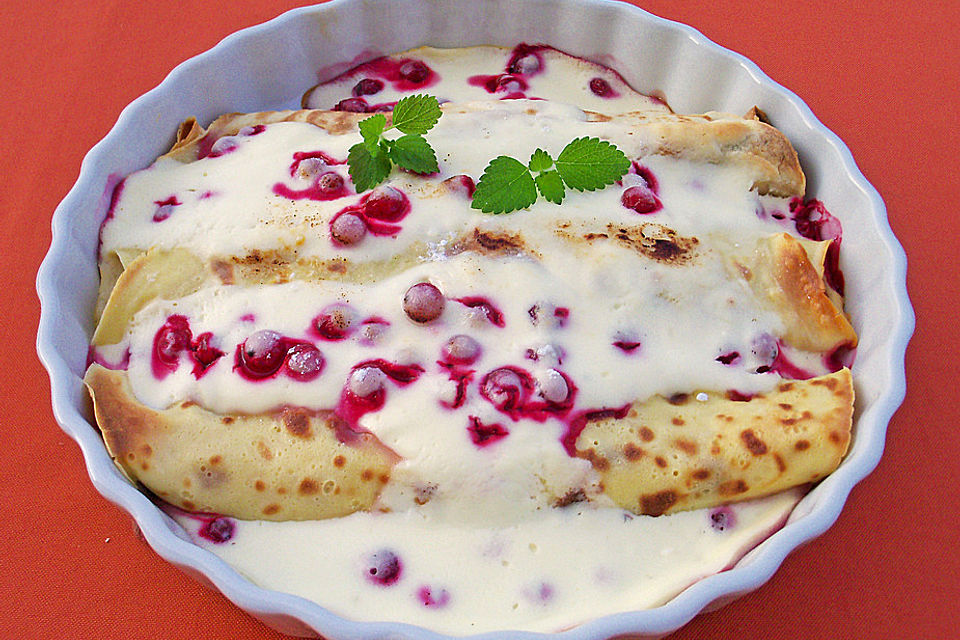 Gefüllte Pfannkuchen mit Johannisbeeren