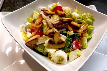 Gemischter Salat mit warmen Champignons und Honig-Senf-Vinaigrette