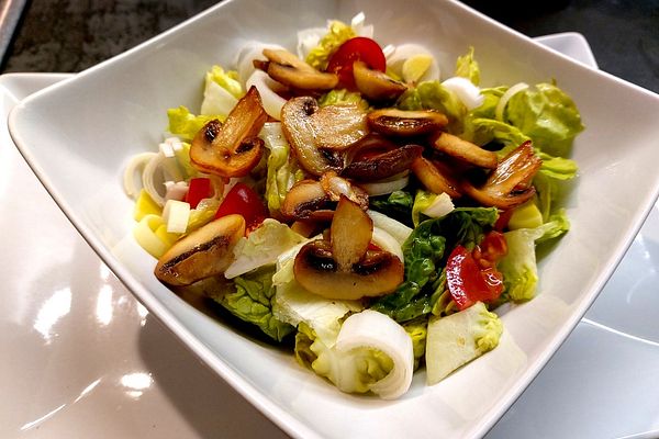 Gemischter Salat mit warmen Champignons und Honig-Senf-Vinaigrette von ...