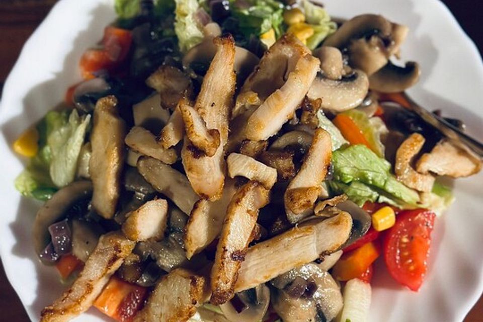 Gemischter Salat mit warmen Champignons und Honig-Senf-Vinaigrette