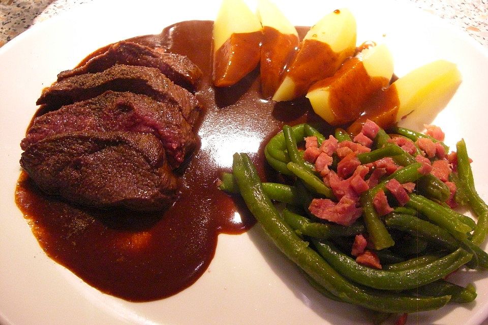 Hirschrückensteaks in Rotwein-Preiselbeersauce