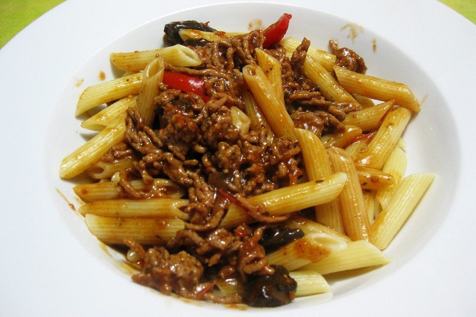 Penne mit Hackfleisch-Tomaten-Sahne-Sauce und Champignons