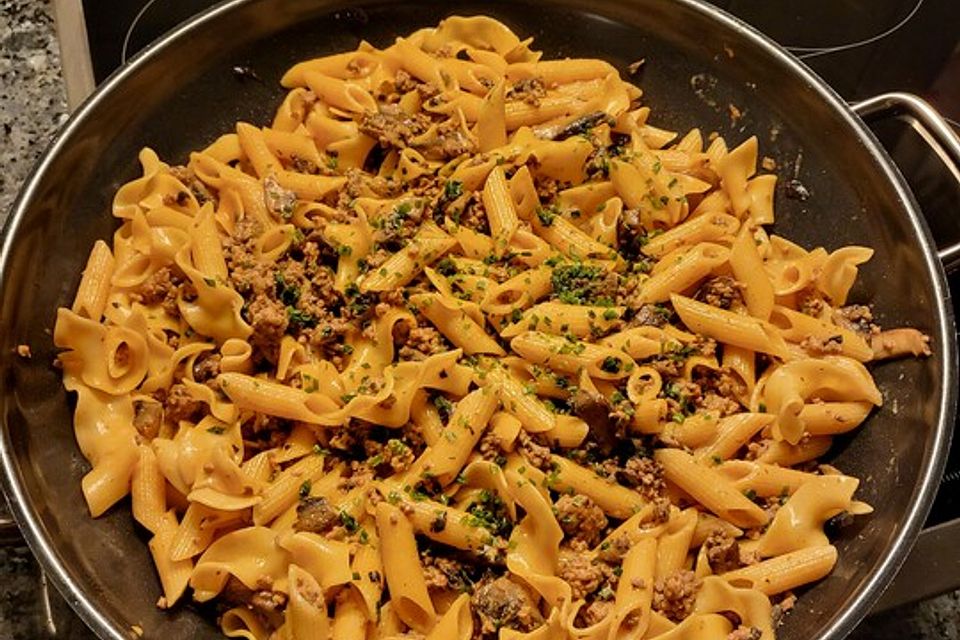 Penne mit Hackfleisch-Tomaten-Sahne-Sauce und Champignons