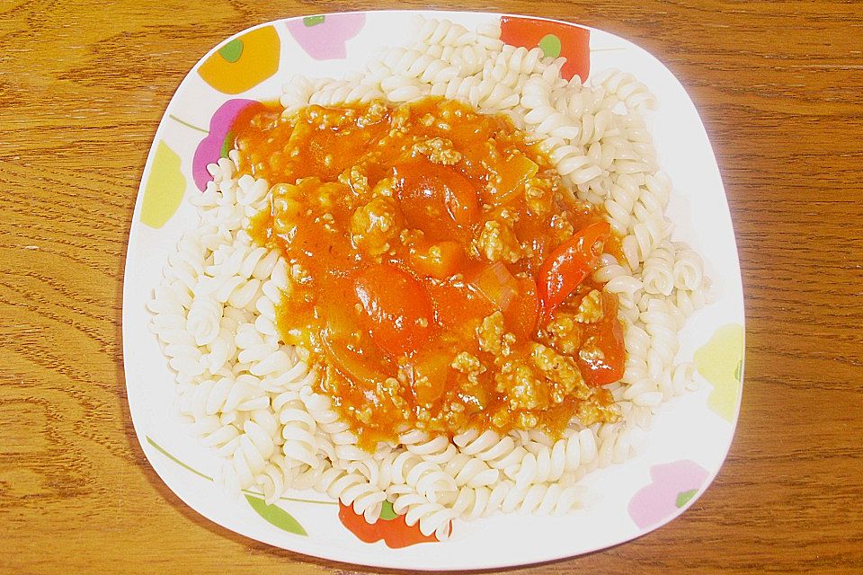 Penne mit Hackfleisch-Tomaten-Sahne-Sauce und Champignons