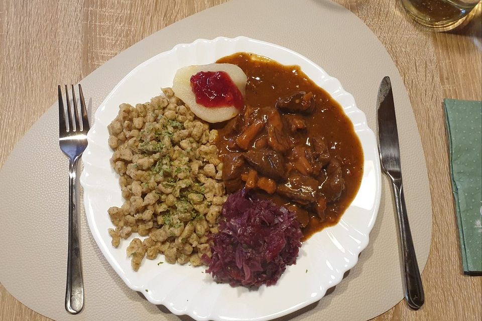 Hirschgulasch mit Preiselbeeren und Haselnussspätzle Hirschgulasch mit Preiselbeeren und Haselnussspätzle