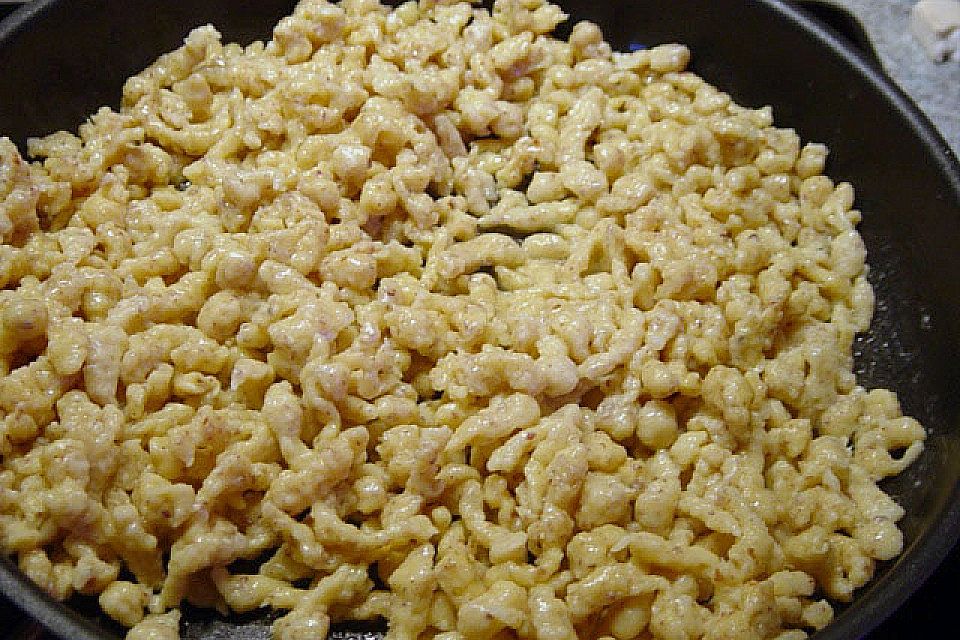 Hirschgulasch mit Preiselbeeren und Haselnussspätzle Hirschgulasch mit Preiselbeeren und Haselnussspätzle