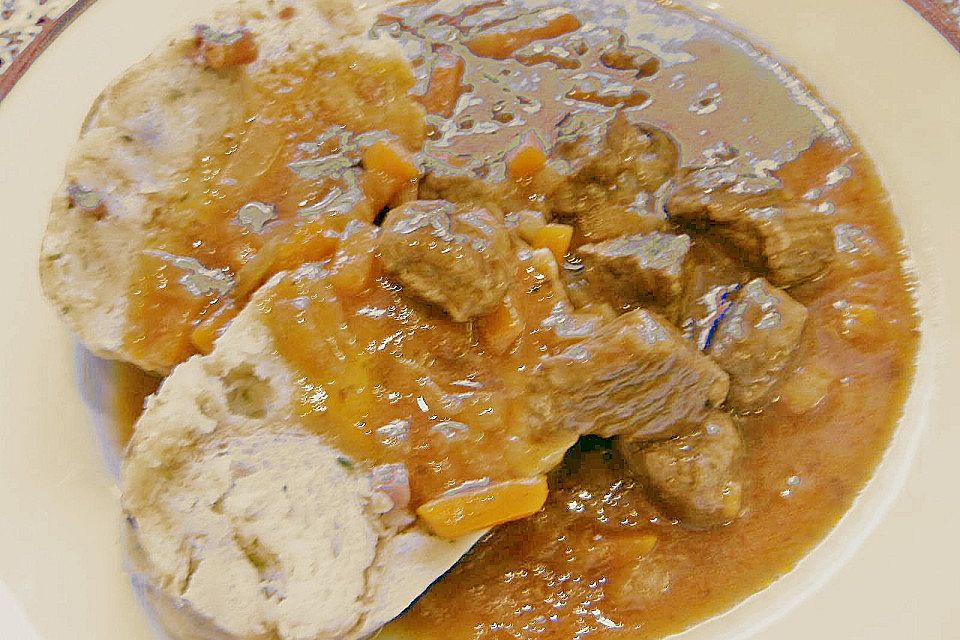 Hirschgulasch mit Preiselbeeren und Haselnussspätzle Hirschgulasch mit Preiselbeeren und Haselnussspätzle