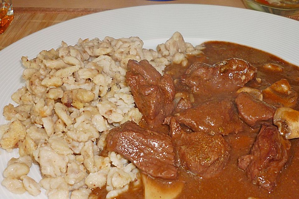 Hirschgulasch mit Preiselbeeren und Haselnussspätzle Hirschgulasch mit Preiselbeeren und Haselnussspätzle