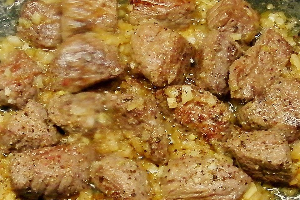 Hirschgulasch mit Preiselbeeren und Haselnussspätzle Hirschgulasch mit Preiselbeeren und Haselnussspätzle