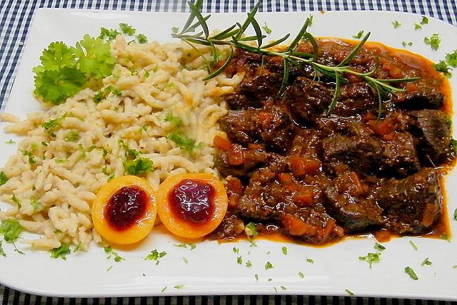 Hirschgulasch mit Preiselbeeren und Haselnussspätzle| Chefkoch