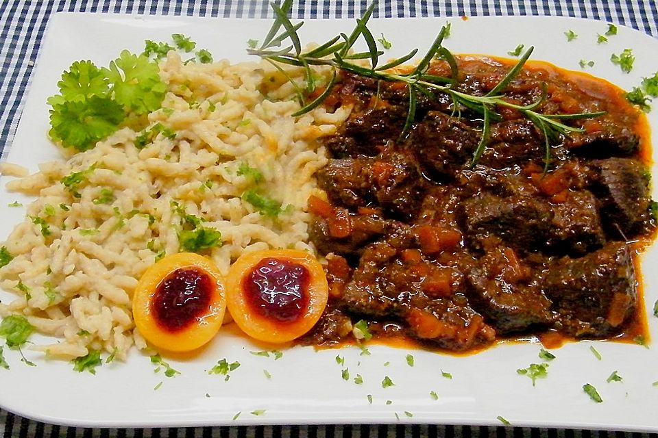 Hirschgulasch mit Preiselbeeren und Haselnussspätzle