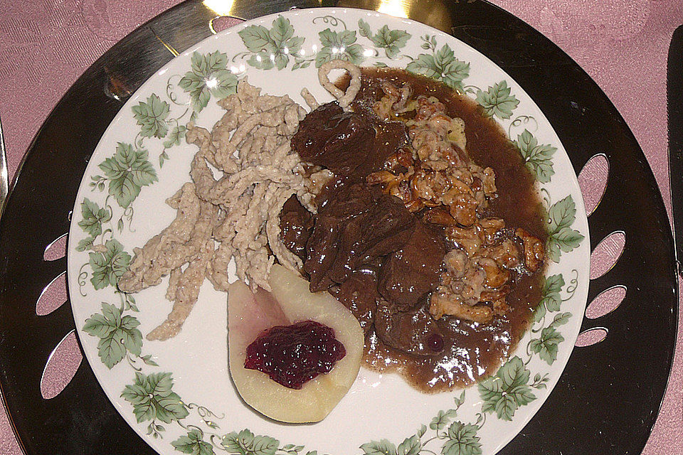 Hirschgulasch mit Preiselbeeren und Haselnussspätzle Hirschgulasch mit Preiselbeeren und Haselnussspätzle