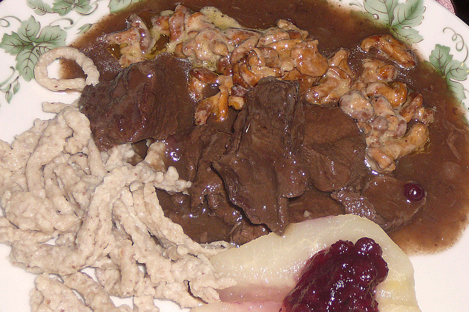 Hirschgulasch mit Preiselbeeren und Haselnussspätzle Hirschgulasch mit Preiselbeeren und Haselnussspätzle