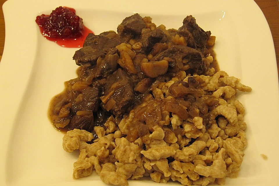 Hirschgulasch mit Preiselbeeren und Haselnussspätzle Hirschgulasch mit Preiselbeeren und Haselnussspätzle