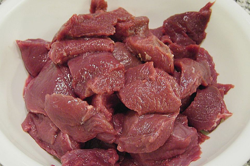 Hirschgulasch mit Preiselbeeren und Haselnussspätzle Hirschgulasch mit Preiselbeeren und Haselnussspätzle