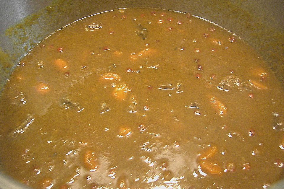 Hirschgulasch mit Preiselbeeren und Haselnussspätzle Hirschgulasch mit Preiselbeeren und Haselnussspätzle