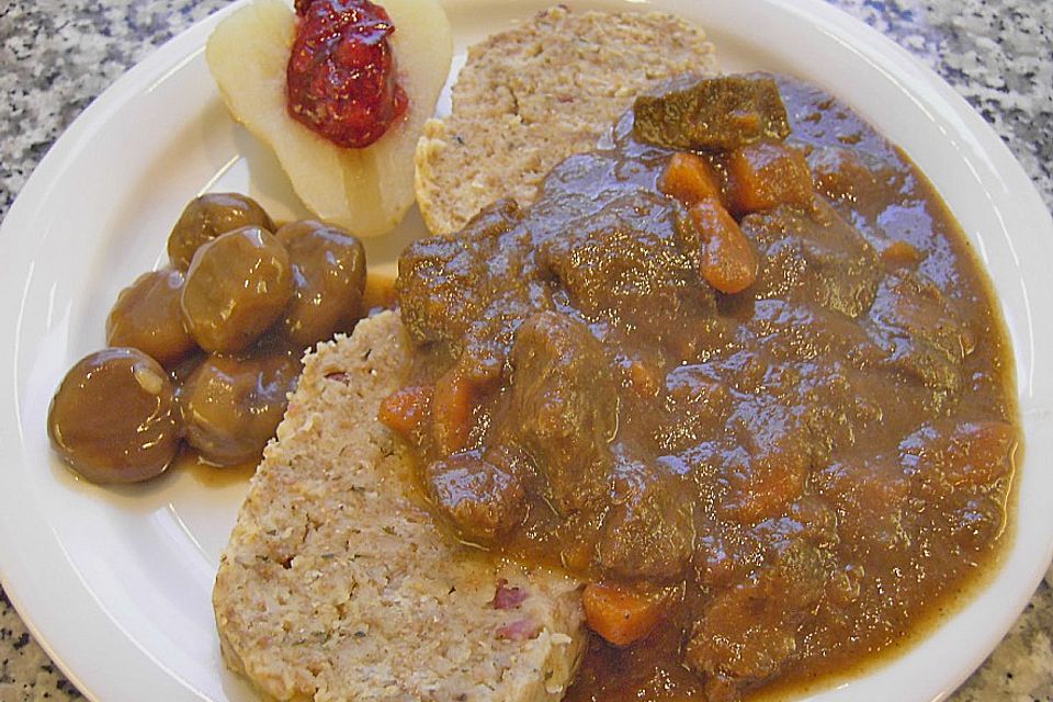 Hirschgulasch mit Preiselbeeren und Haselnussspätzle Hirschgulasch mit Preiselbeeren und Haselnussspätzle
