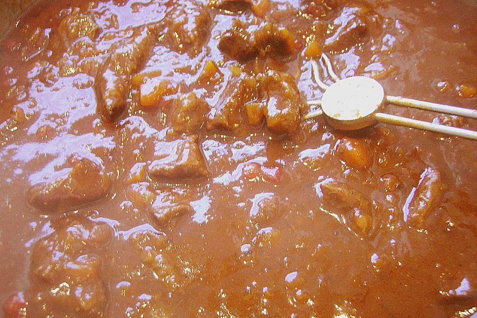 Hirschgulasch mit Preiselbeeren und Haselnussspätzle Hirschgulasch mit Preiselbeeren und Haselnussspätzle