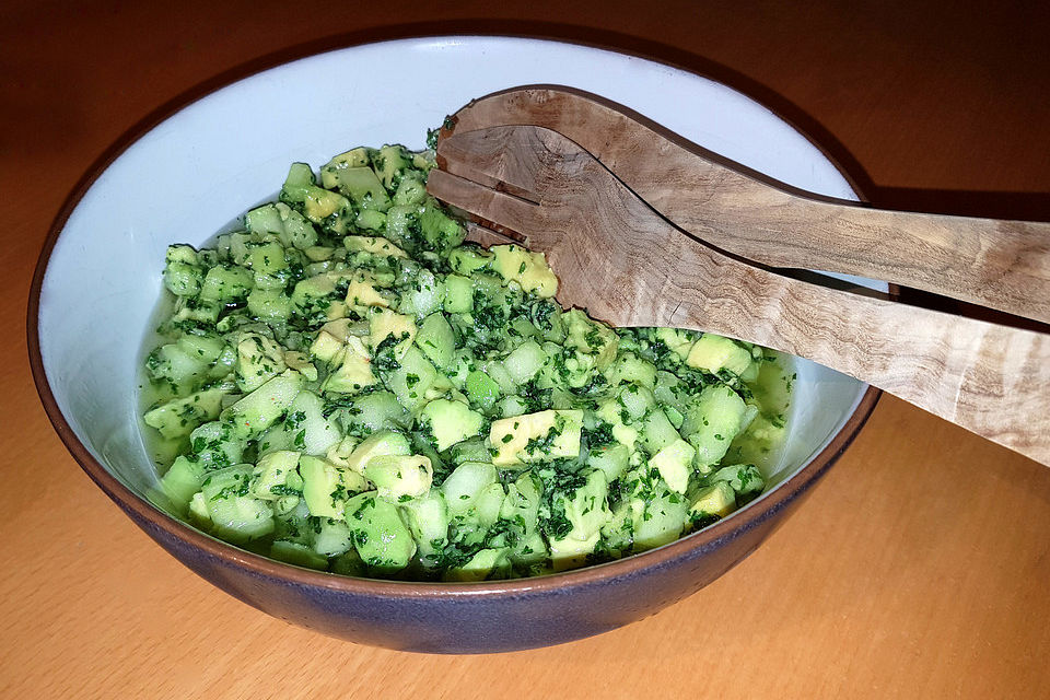 Karibischer Avocado-Gurkensalat