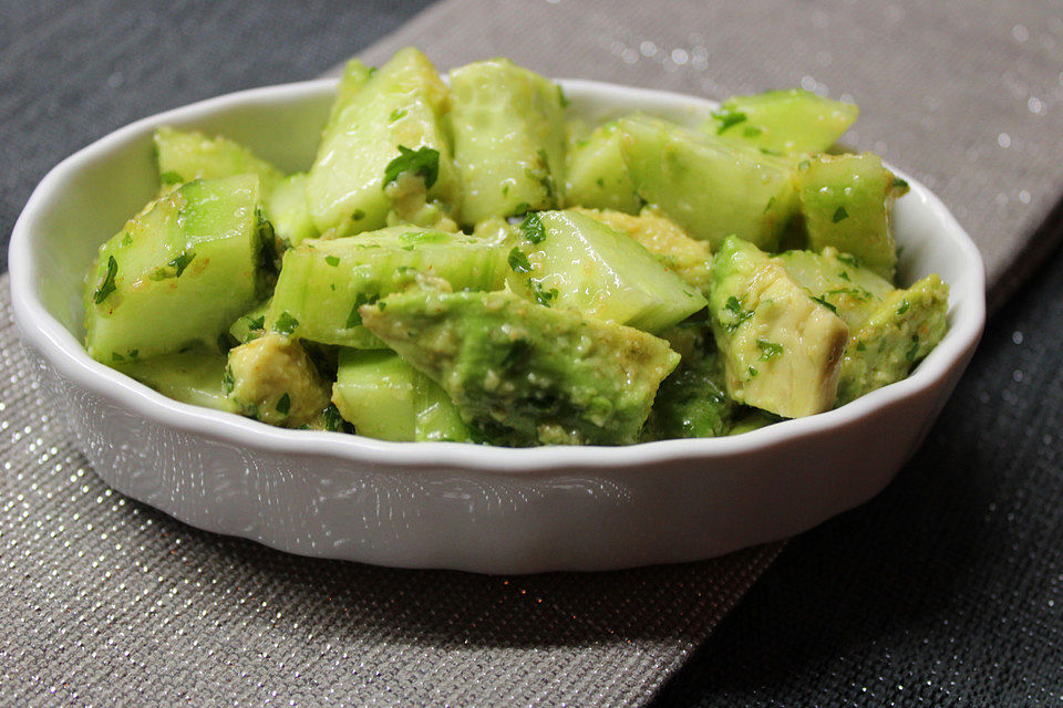 Karibischer Avocado-Gurkensalat