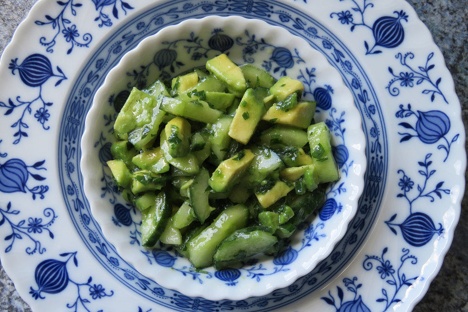 Karibischer Avocado-Gurkensalat