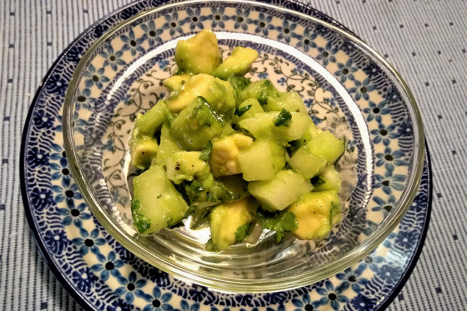 Karibischer Avocado-Gurkensalat