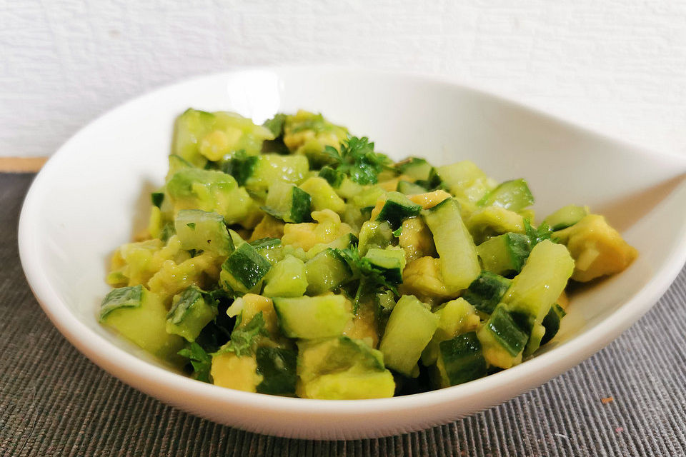 Karibischer Avocado-Gurkensalat