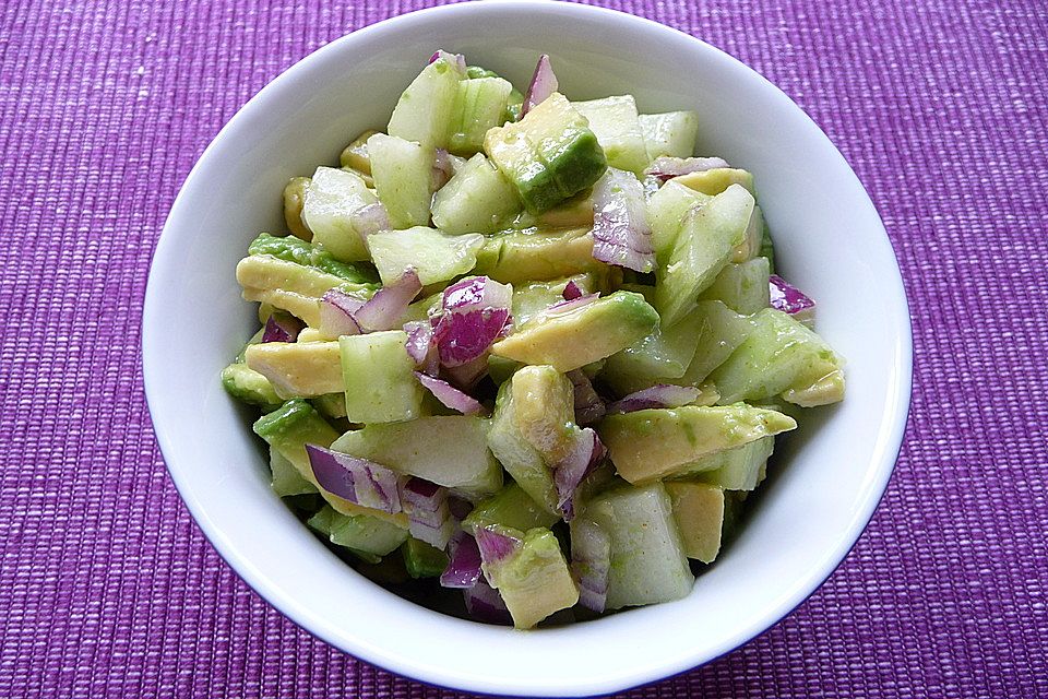 Karibischer Avocado-Gurkensalat