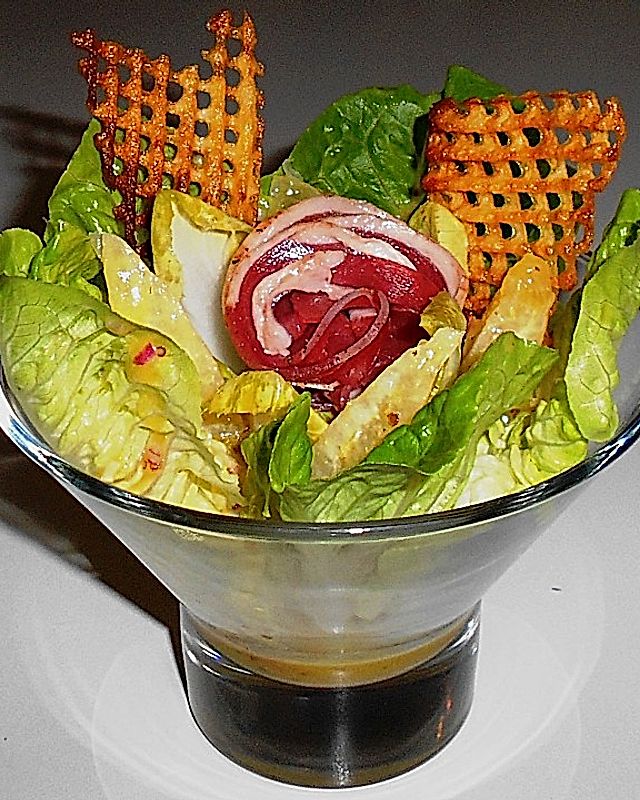 Romana-Chicoree Salat mit Orangenfilets und Kartoffel-Knusper
