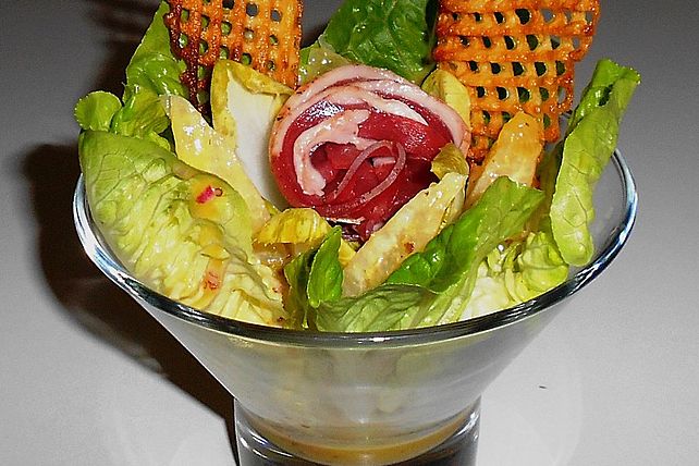 Romana-Chicoree Salat mit Orangenfilets und Kartoffel-Knusper von ...