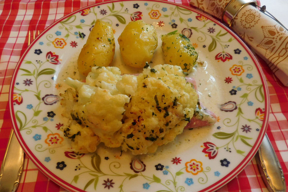 Überbackener Blumenkohl mit Schinkenröllchen