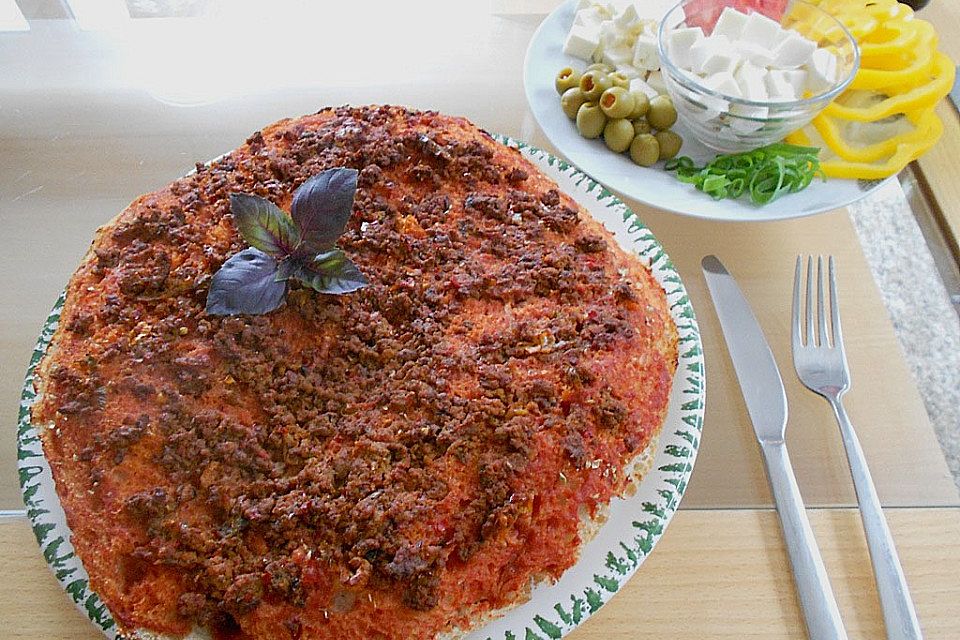 Fladenbrotpizza mit Ajvar-Bolognese