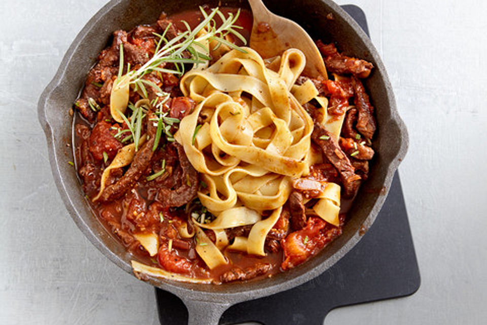 Tomaten-Rotwein-Sauce und Rinderfiletstreifen und Rosmarin