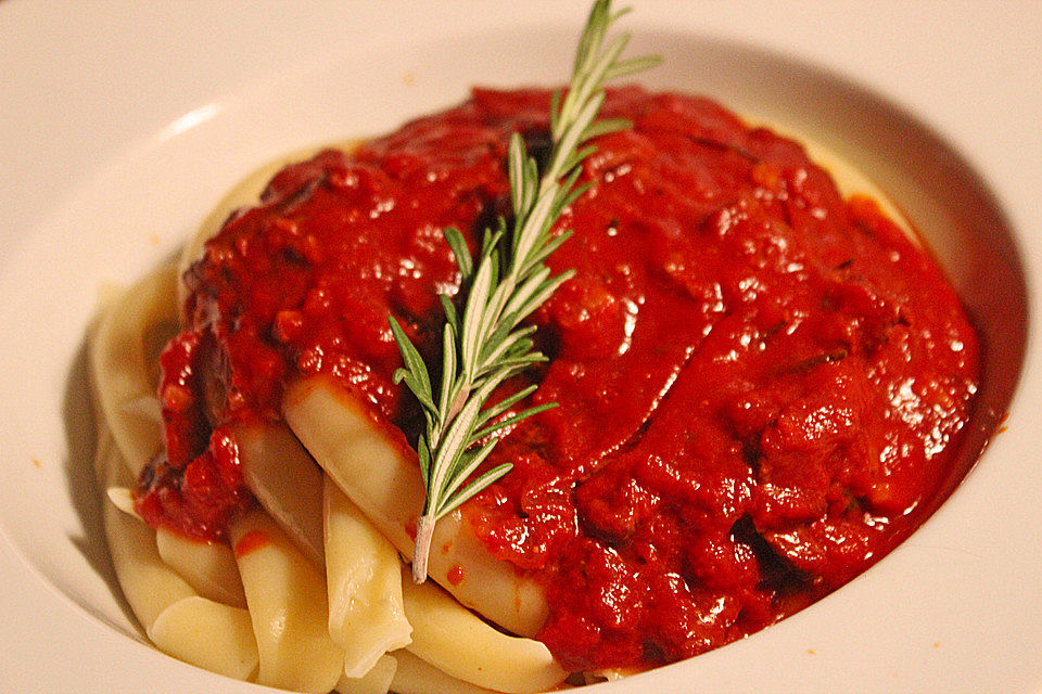 Tomaten-Rotwein-Sauce und Rinderfiletstreifen und Rosmarin