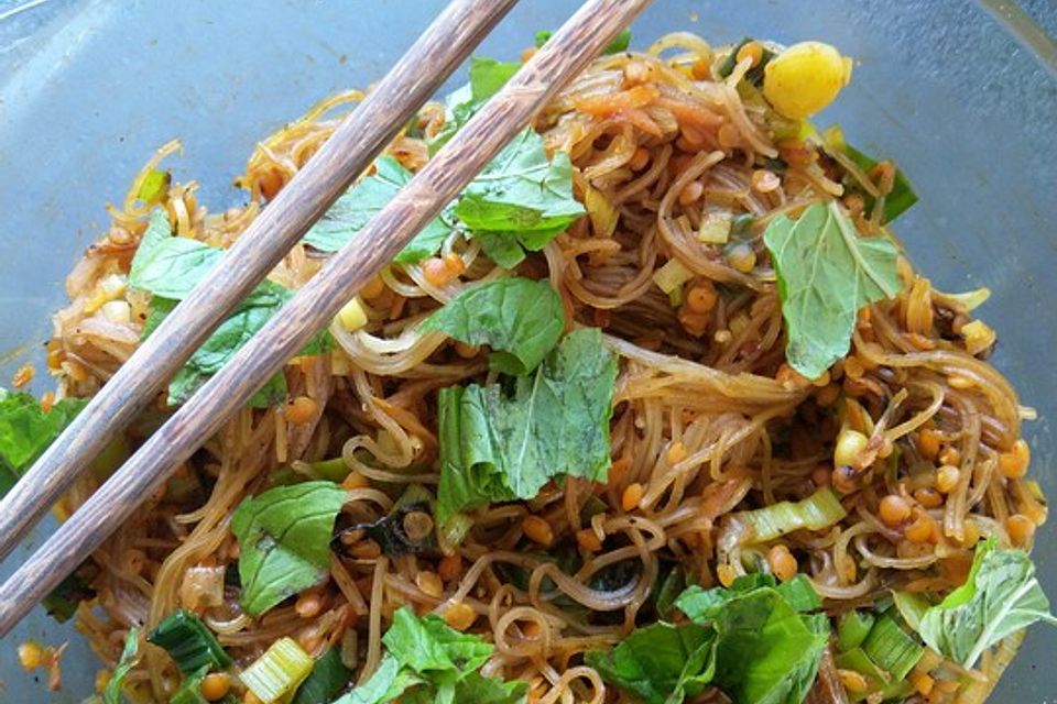 Glasnudelsalat mit roten Linsen