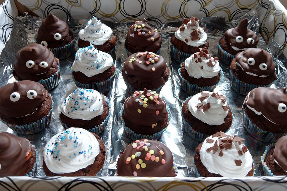 Schokoladenmuffins mit einem Marshmallowhut