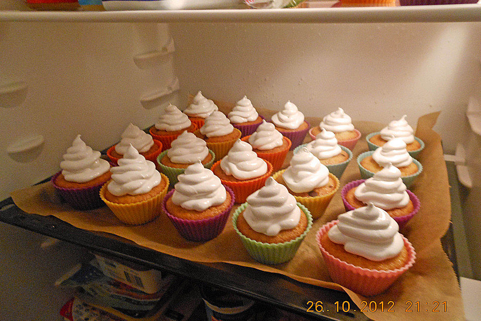 Schokoladenmuffins mit einem Marshmallowhut