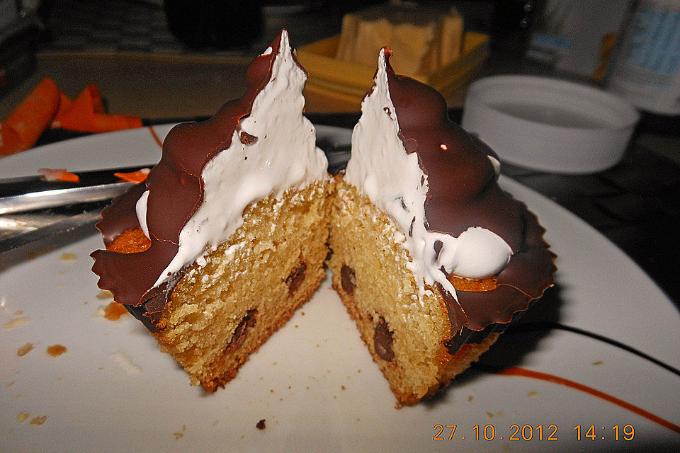 Schokoladenmuffins mit einem Marshmallowhut