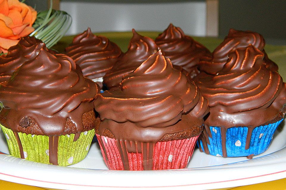 Schokoladenmuffins mit einem Marshmallowhut