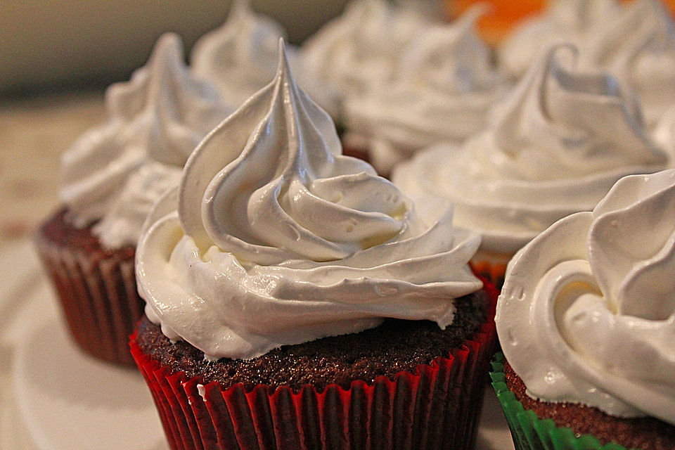 Schokoladenmuffins mit einem Marshmallowhut