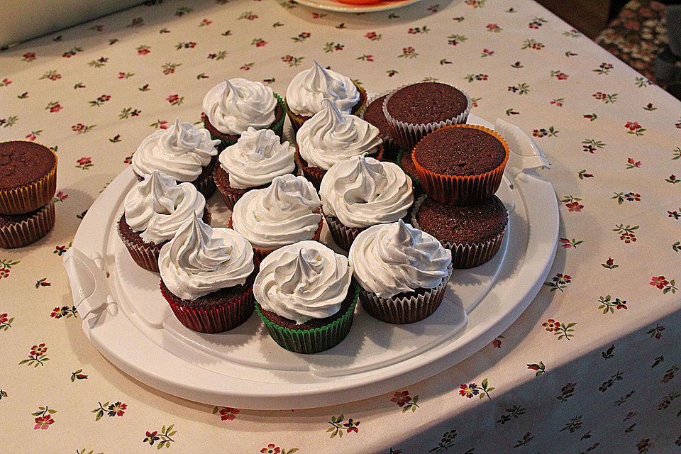 Schokoladenmuffins mit einem Marshmallowhut