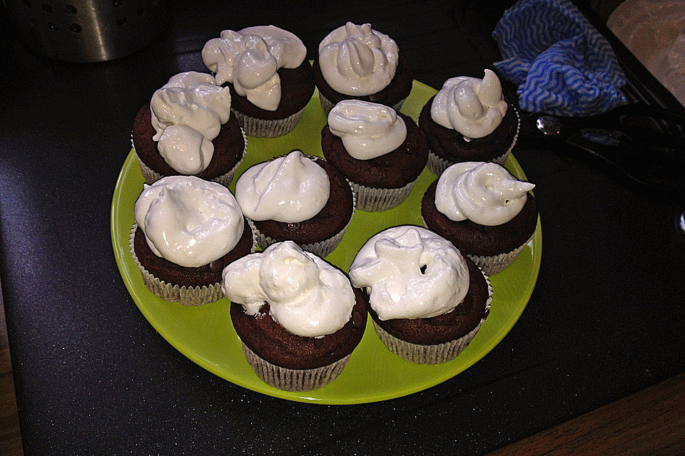 Schokoladenmuffins mit einem Marshmallowhut