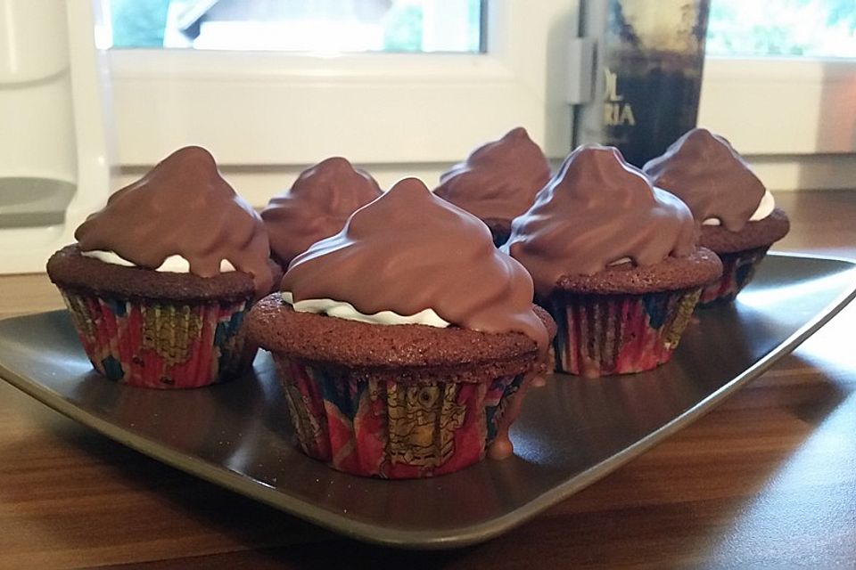 Schokoladenmuffins mit einem Marshmallowhut