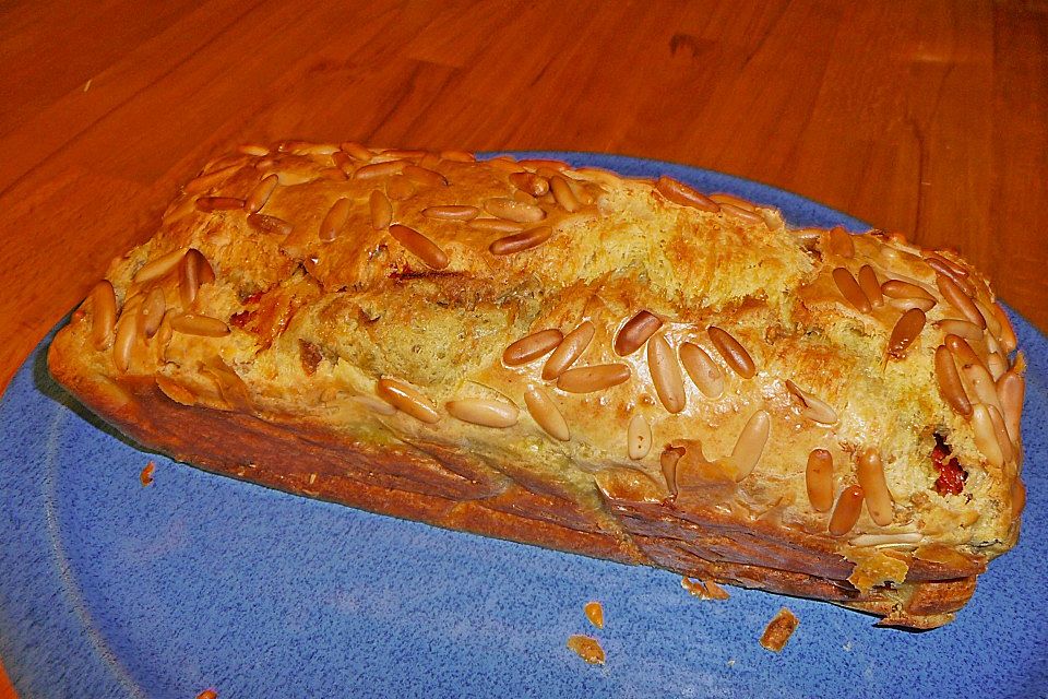 Cake mit Pesto und kandierten Tomaten