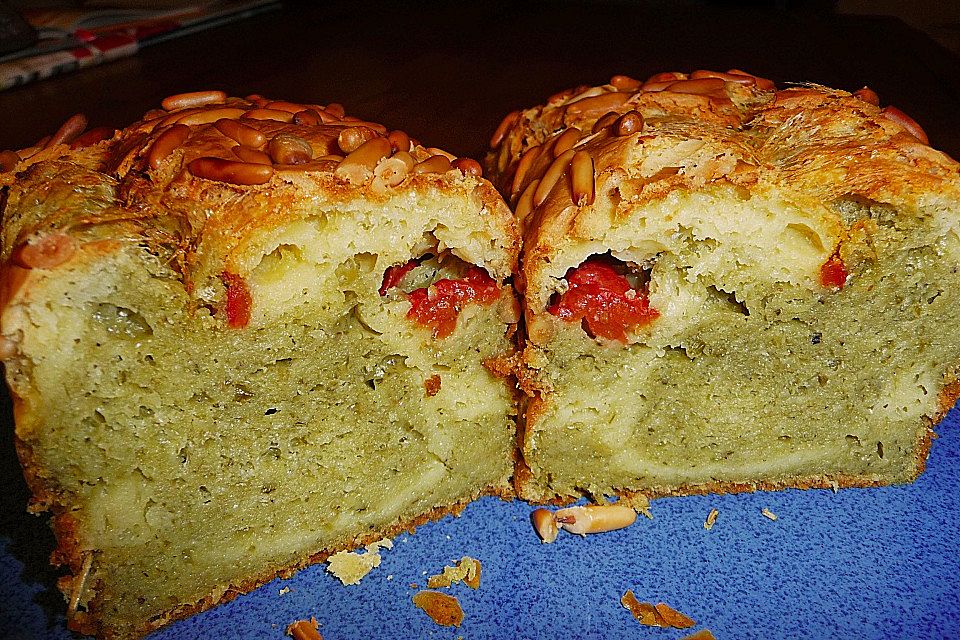 Cake mit Pesto und kandierten Tomaten