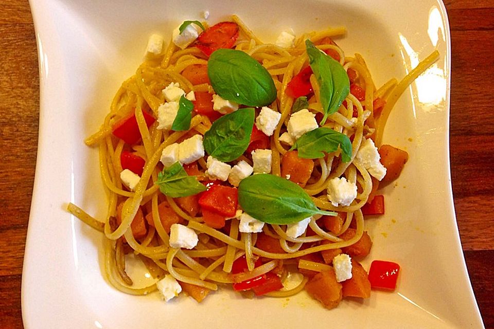 Pasta mit Kürbis, Feta und Basilikum