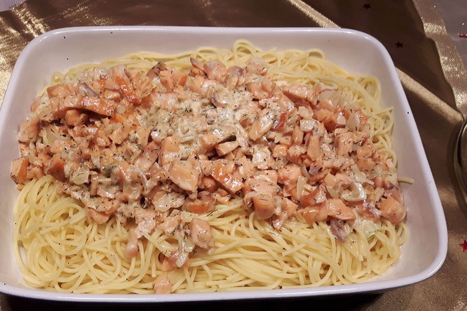 Lachs mit Spaghetti in Weißwein-Sahne Soße