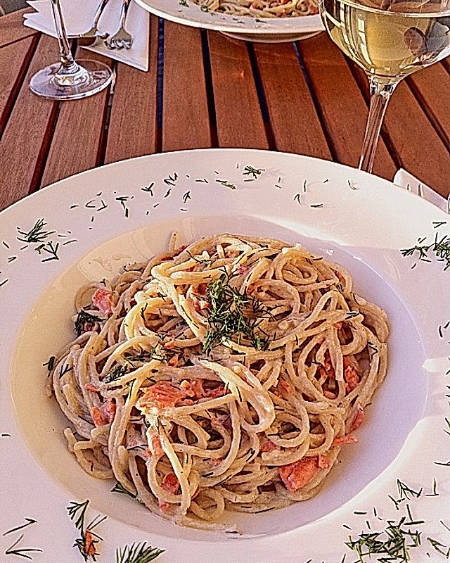 Lachs mit Spaghetti in Weißwein-Sahne Soße