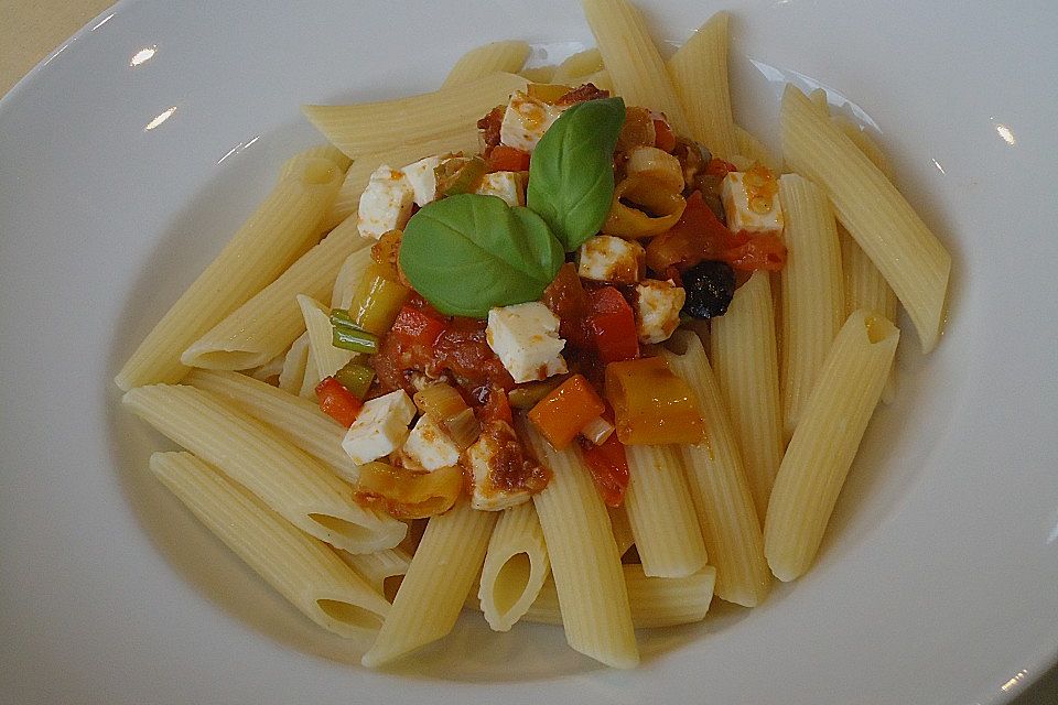 Pasta mit leckerer Schafskäse-Pesto Soße